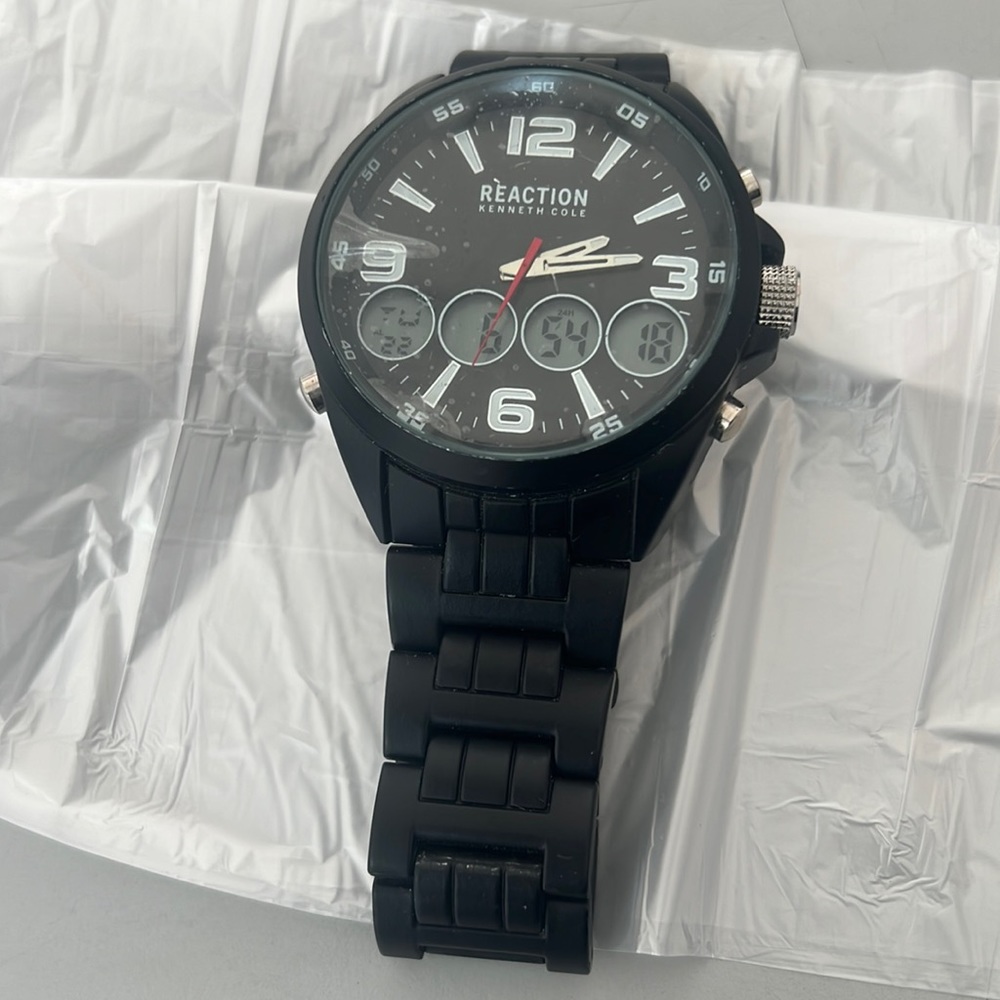 Beautiful Men Chronograph Kenneth Cole Reaction watch, Brand New
